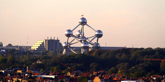 Das Atomium in Brüssel bei Abenddämmerung