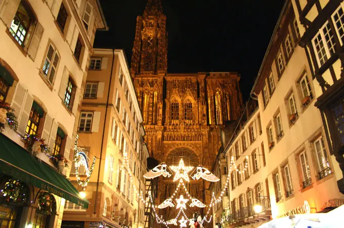 Zu Weihnachten erstrahlen die Strassburg Sehenswürdigkeiten in einem ganz besonderen Licht