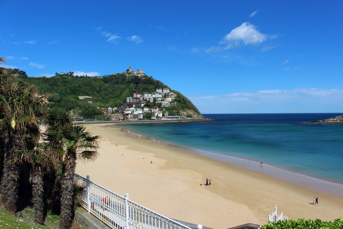 Blick von der Promenade auf den Monte Igueldo in San Sebastian