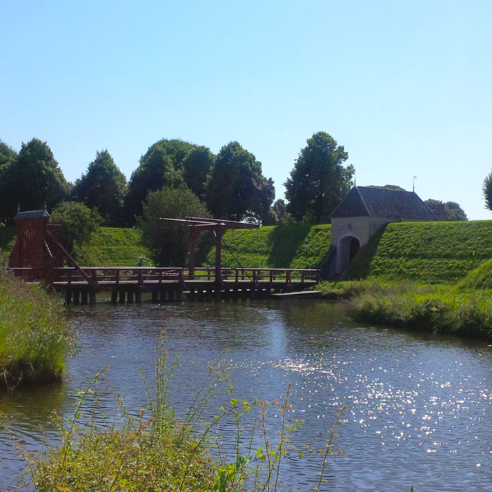 Eine markante rote Zugbrücke führt in die Festung Bourtange