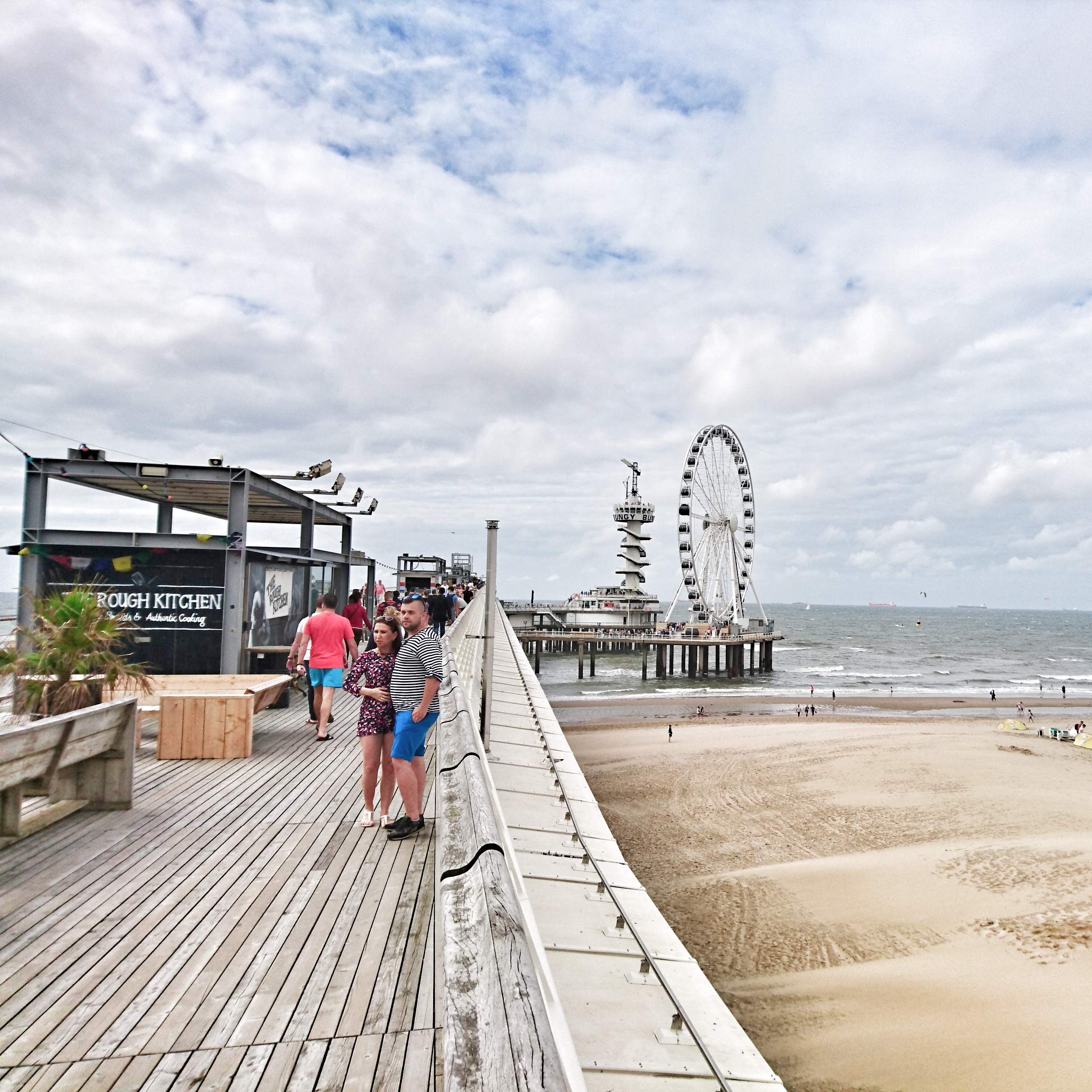 sehenswuerdigkeiten-den-haag-suedholland-reisetipps-niederlande-seebad-scheveningen-pier-riesenrad-weg