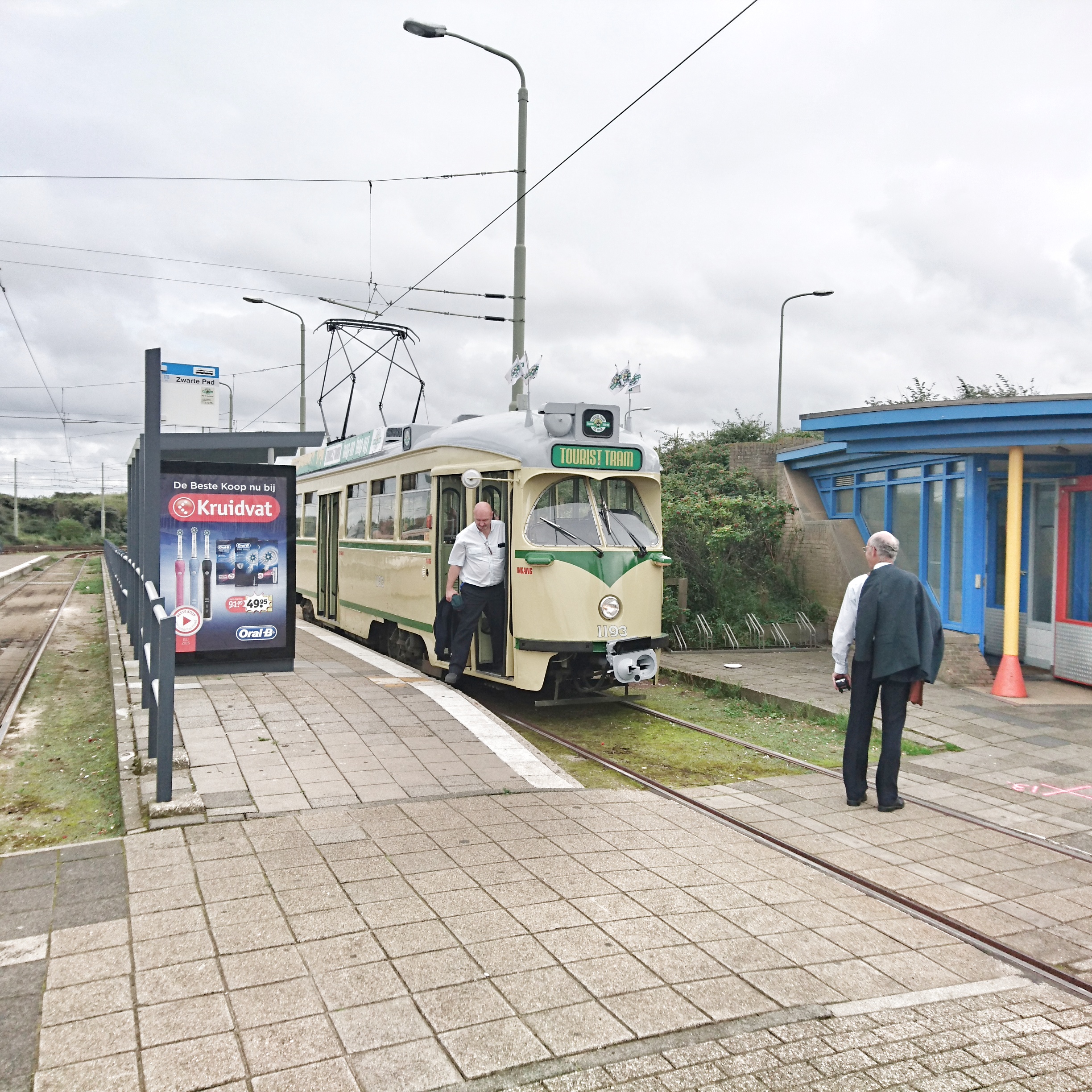 sehenswuerdigkeiten-den-haag-suedholland-reisetipps-niederlande-seebad-scheveningen-tourist-tram