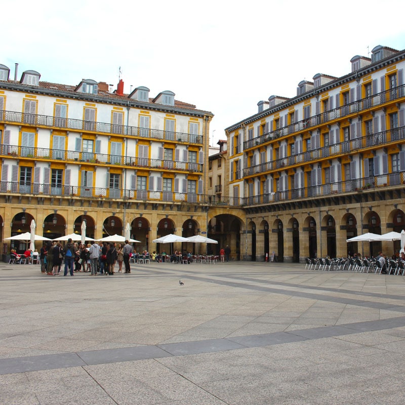 sehenswuerdigkeiten-san-sebastian-baskenland-reisetipps-spanien-altstadt-placa-de-constitucion