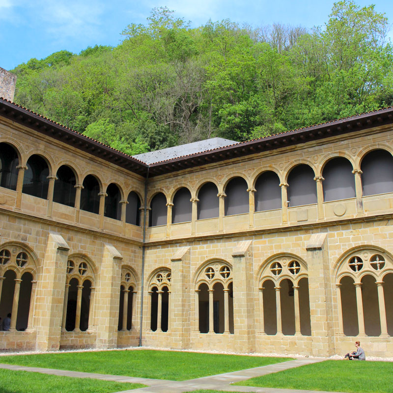 sehenswuerdigkeiten-san-sebastian-baskenland-reisetipps-spanien-altstadt-san-telmo-kreuzgang-aussen