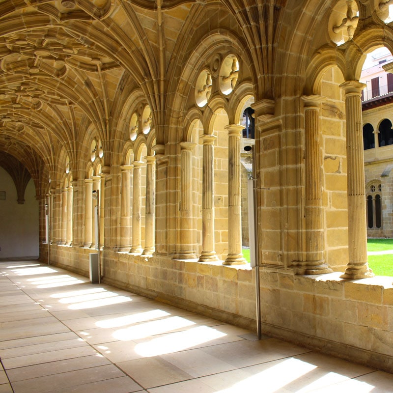 sehenswuerdigkeiten-san-sebastian-baskenland-reisetipps-spanien-altstadt-san-telmo-kreuzgang-innen