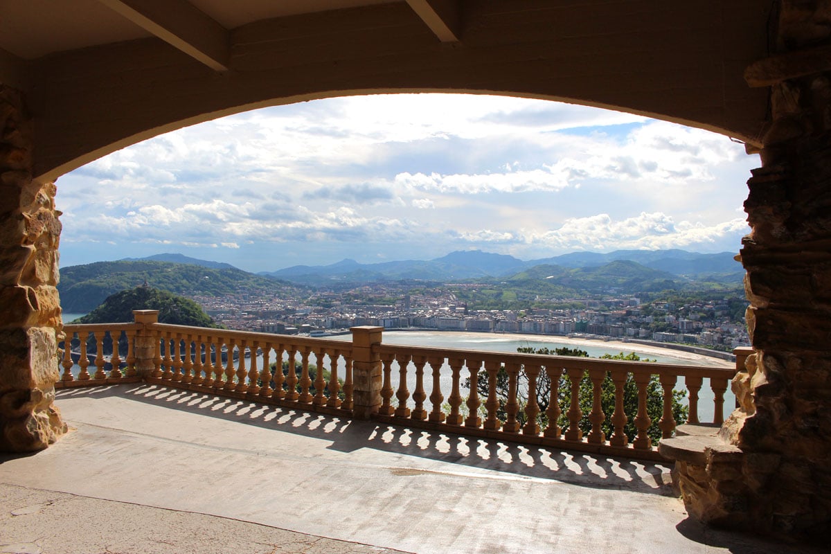 san-sebastian-sehenswuerdigkeiten-monte-igueldo-ausblick-muschlbucht