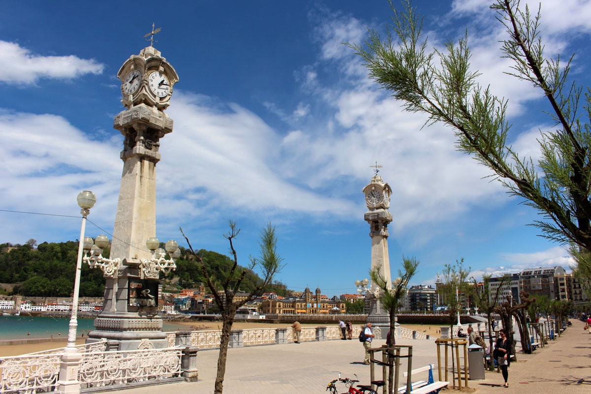 san-sebastian-sehenswuerdigkeiten-promenade-uhren-rathaus