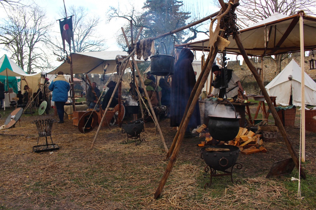 Weihnachtsmarkt-auf-der-creuzburg-reisetipp-thueringen-reisetipp-deutschland-lager