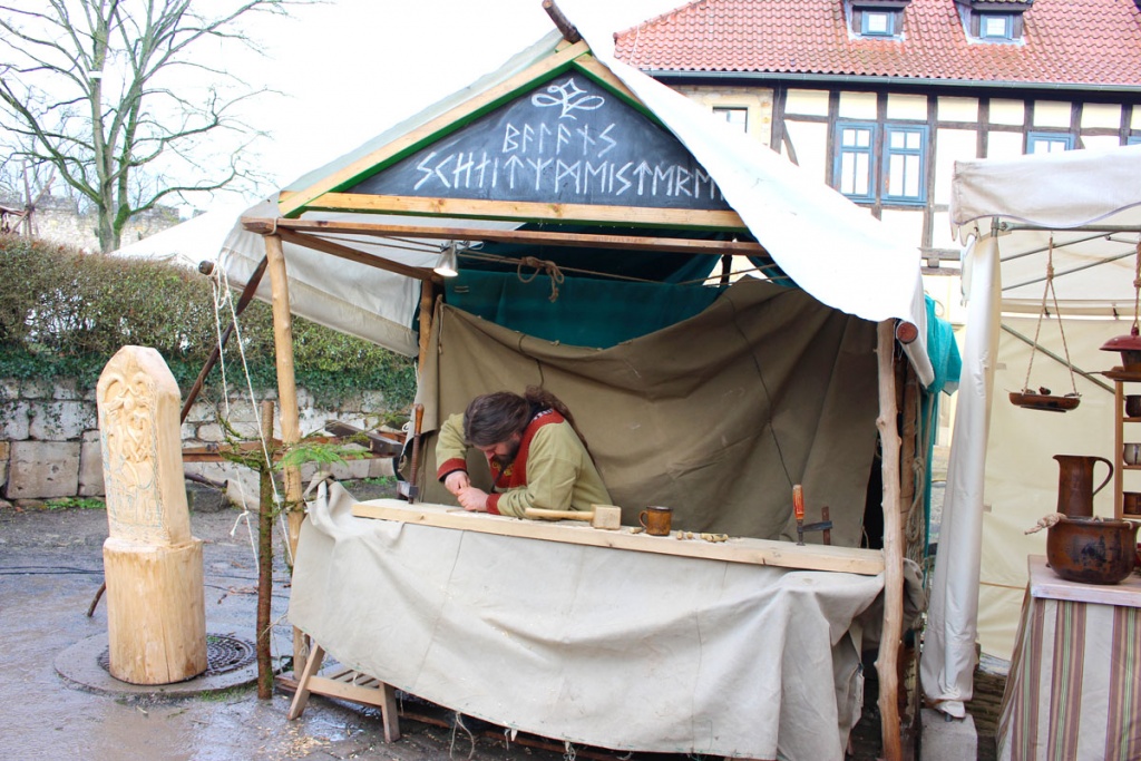 Weihnachtsmarkt-auf-der-creuzburg-reisetipp-thueringen-reisetipp-deutschland-schnitzer