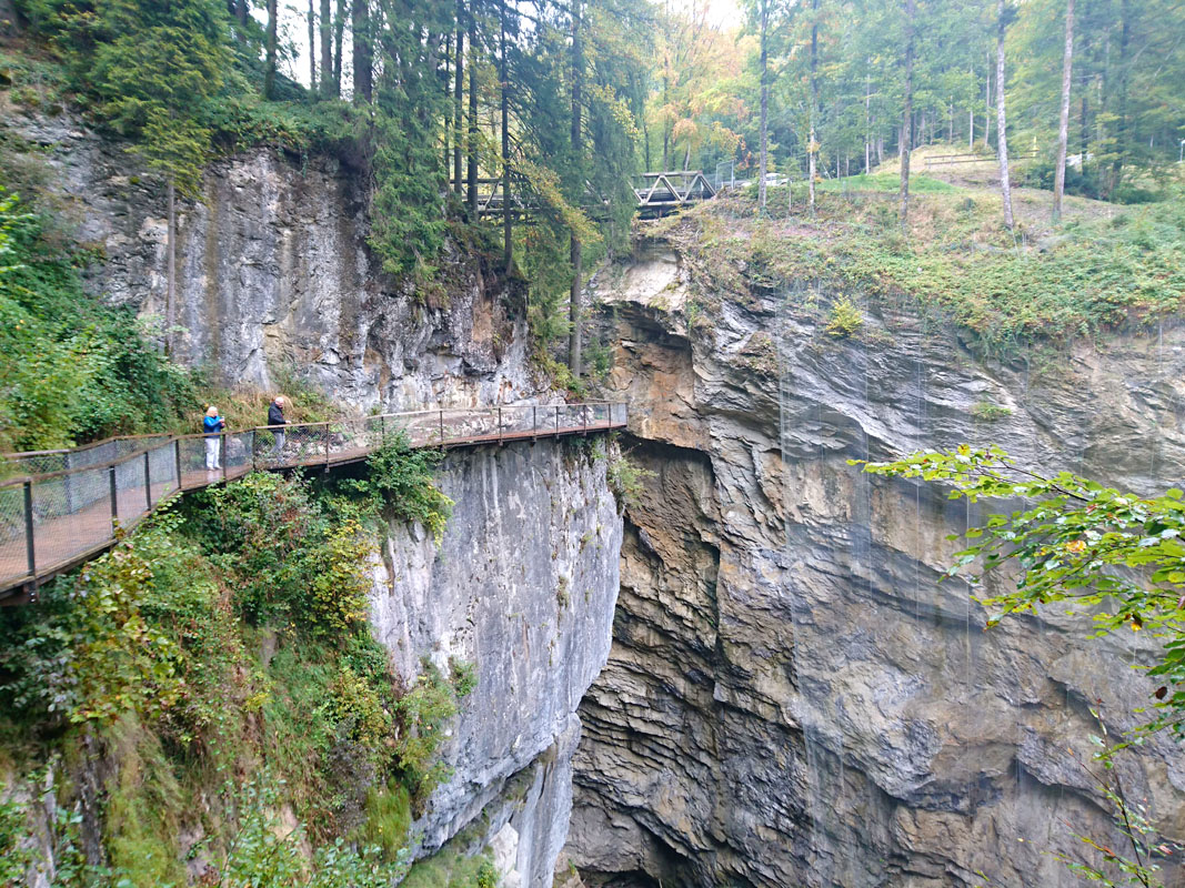 sehenswuerdigkeiten-dornbirn-reisetipps-vorarlberg-reisetipps-oesterreich-rappenlochschlucht-felssteig-oben-bruecke