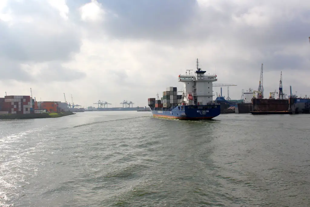 sehenswuerdigkeiten-rotterdam-suedholland-reisetipps-niederlande-reiseblog-hafenrundfahrt-container-schiff-blau