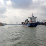 sehenswuerdigkeiten-rotterdam-suedholland-reisetipps-niederlande-reiseblog-hafenrundfahrt-container-schiff-blau