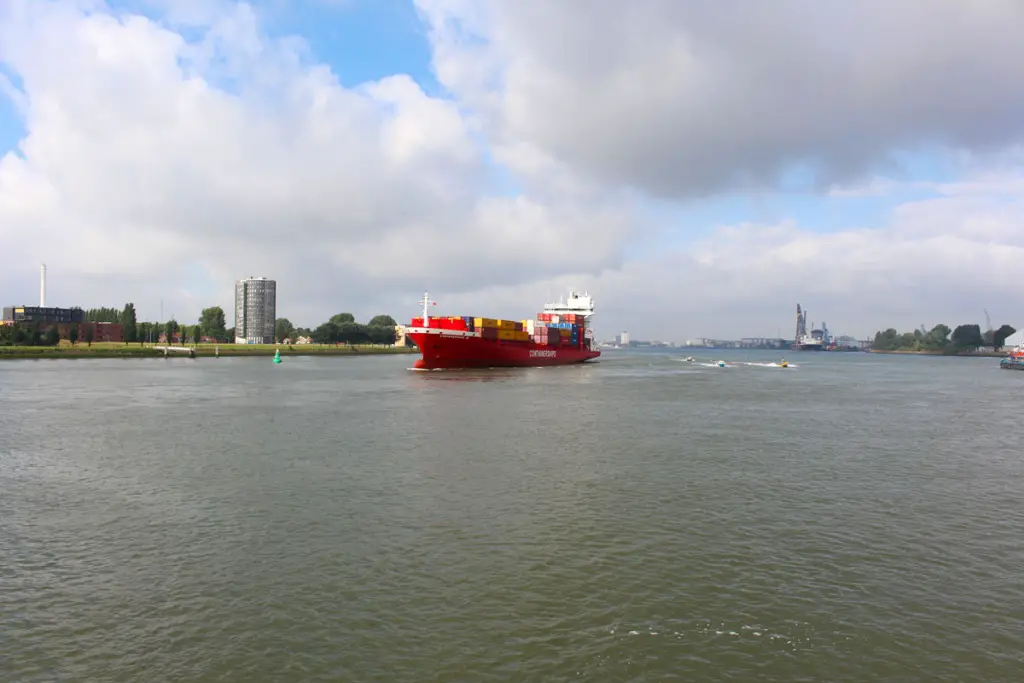 sehenswuerdigkeiten-rotterdam-suedholland-reisetipps-niederlande-reiseblog-hafenrundfahrt-container-schiff-rot