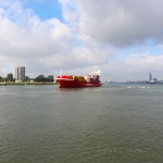 sehenswuerdigkeiten-rotterdam-suedholland-reisetipps-niederlande-reiseblog-hafenrundfahrt-container-schiff-rot