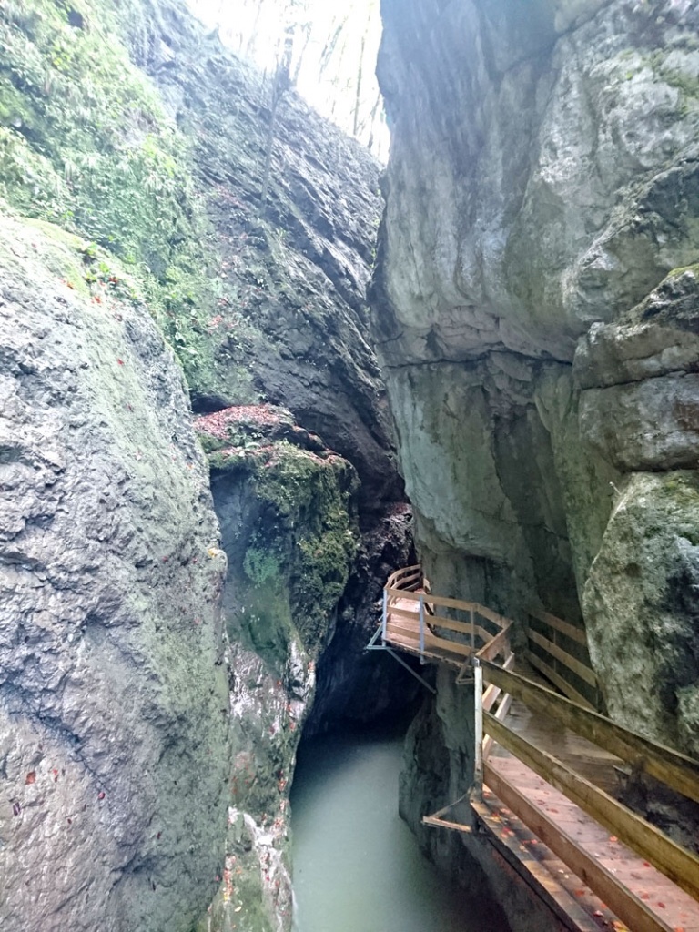 sehenswuerdigkeiten-dornbirn-reisetipps-vorarlberg-reisetipps-oesterreich-alplochschlucht-holzsteg