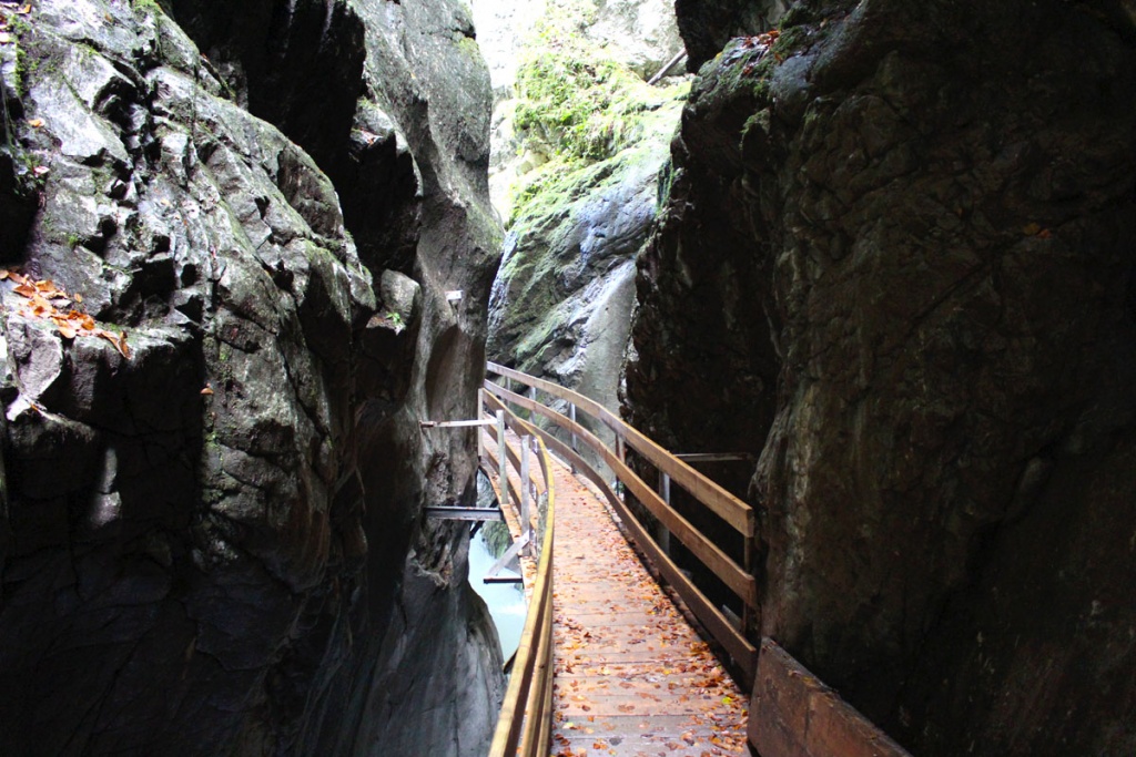 sehenswuerdigkeiten-dornbirn-reisetipps-vorarlberg-reisetipps-oesterreich-alplochschlucht-holzsteg-ache