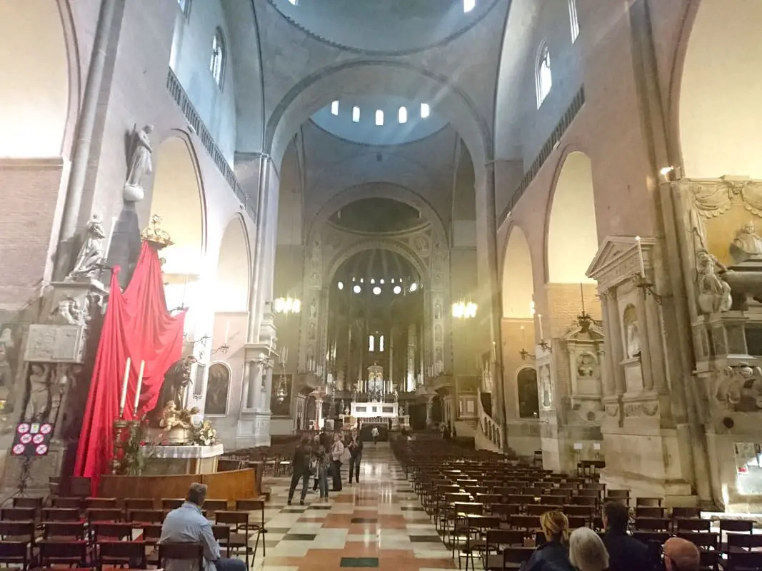 ein-tag-in-padua-Basilika-Heiligen-Antonius-innenraum