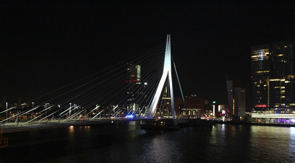 sehenswuerdigkeiten-rotterdam-reisetipps-suedholland-reisetipps-niederlande-erasmusbruecke-abend