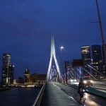 sehenswuerdigkeiten-rotterdam-reisetipps-suedholland-reisetipps-niederlande-erasmusbruecke-abend-radweg