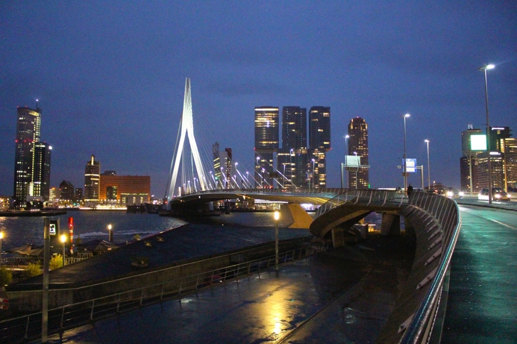 sehenswuerdigkeiten-rotterdam-reisetipps-suedholland-reisetipps-niederlande-erasmusbruecke-strasse