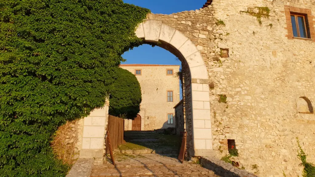 Castel-di-tora-reisetipps-latium-reisetipps-italien-antuni-tor