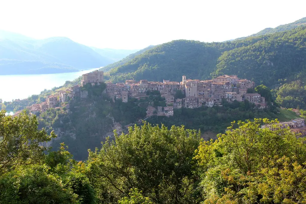 Castel-di-tora-reisetipps-latium-reisetipps-italien-blick-antuni-1