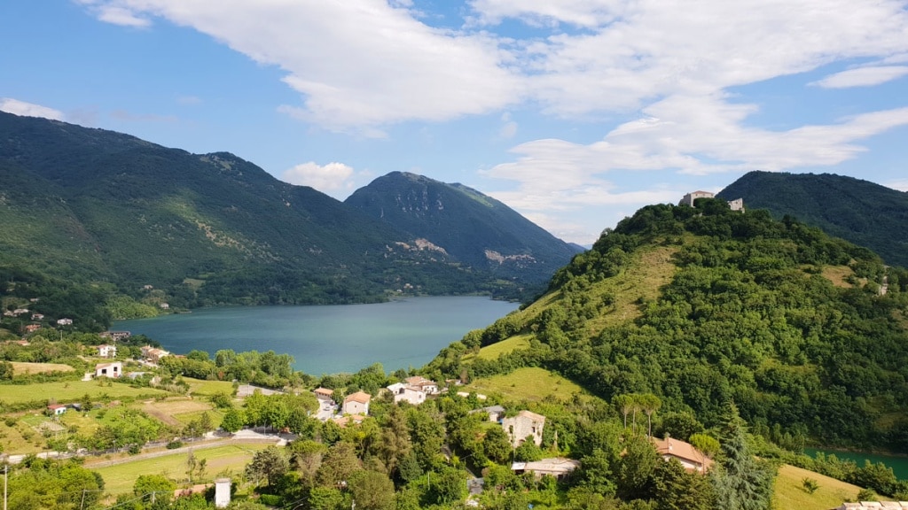 Castel-di-tora-reisetipps-latium-reisetipps-italien-blick-berge