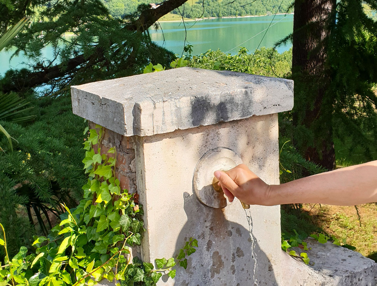 Castel-di-tora-reistips-lazio-routes-italië-fonteinen "width =" 1200 "height =" 910 "data-wp-pid =" 8368 "srcset =" https://www.nicolos-reiseblog.de/ wp-content / uploads / 2018/07 / Castel-di-tora-travel-tips-latium-itineraries-italy-brunnen.jpg 1200w, https://www.nicolos-reiseblog.de/wp-content/uploads/2018/07 /Castel-di-tora-restauretipps-latium-reisetipps-italien-brunnen-300x228.jpg 300w, https://www.nicolos-reiseblog.de/wp-content/uploads/2018/07/Castel-di-tora- reistips-lazio-routes-italië-fonteinen-1024x777.jpg 1024w, https://www.nicolos-reiseblog.de/wp-content/uploads/2018/07/Castel-di-tora-reisetipps-latium-restauretipps-italien -brunnen-800x607.jpg 800w "sizes =" (max-breedte: 1200px) 100vw, 1200px "/></p></noscript>
<p>Het kleine stadje ten oosten van Lazio is een van mijn haltes tijdens mijn tour door Lazio en Abruzzo. Welke bezienswaardigheden te ontdekken zijn in Subiaco, laat ik je in dit bericht zien.</p>
<p>De naam van de stad is afgeleid van "sub laco". Het betekent zoiets als "onder de meren", wat de drie meren van de regio aangeeft.</p>
<figure class=