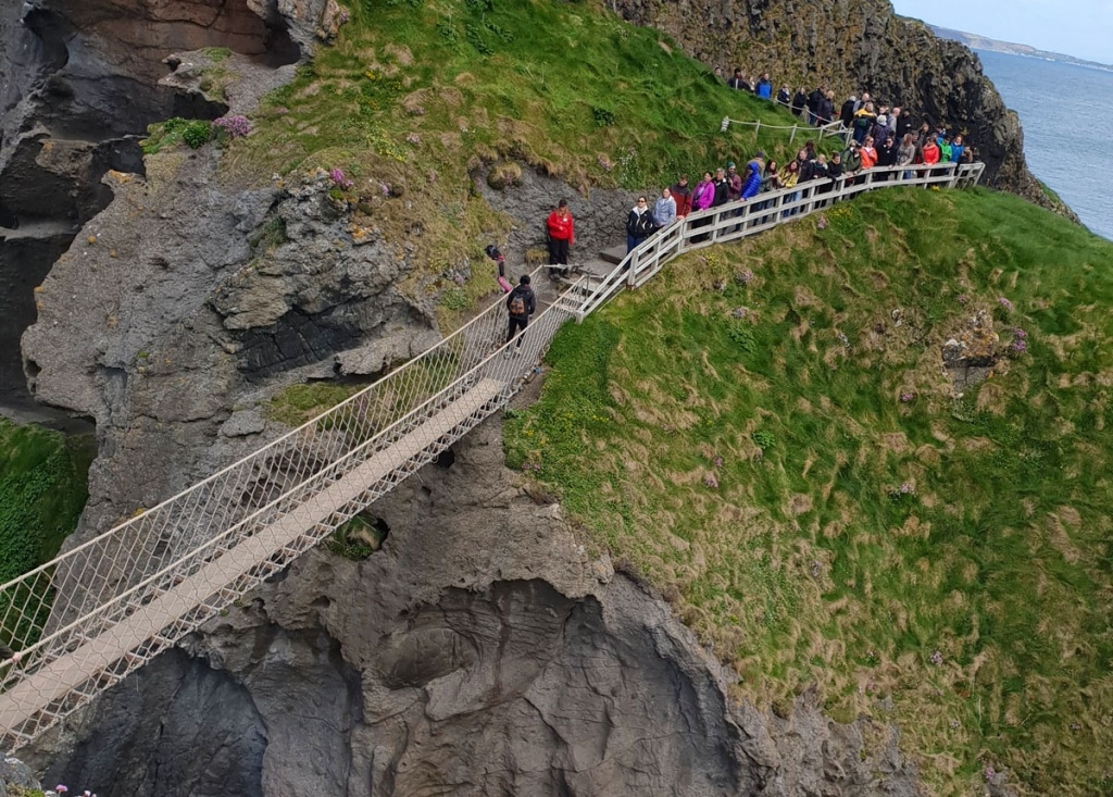 sehenswuerdigkeiten-an-der-kueste-reisetipps-nordirland-reisetipps-irland-carrick-a-rede-haengebruecke-menschen