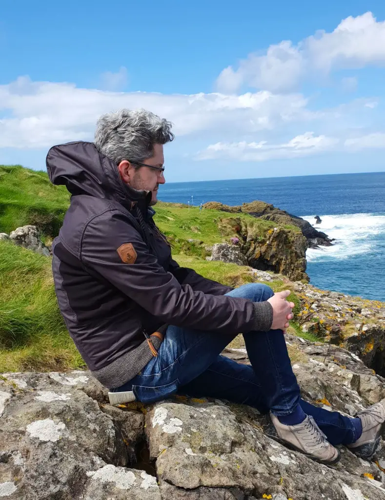 sehenswuerdigkeiten-an-der-kueste-reisetipps-nordirland-reisetipps-irland-carrick-a-rede-haengebruecke-nicolos-reiseblog-relaxen