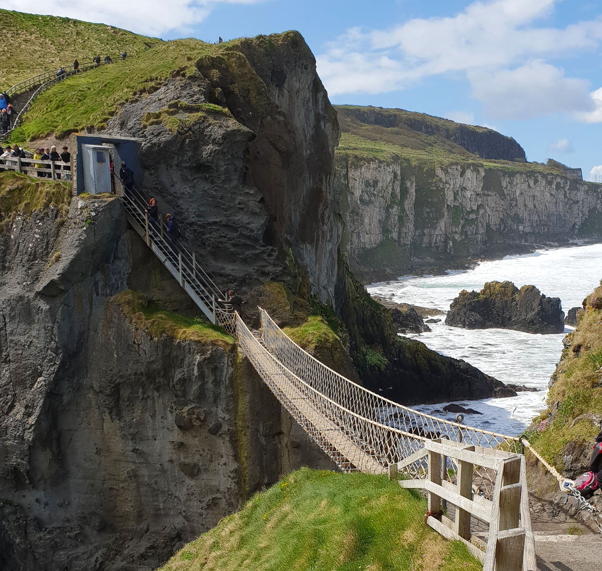 sehenswuerdigkeiten-an-der-kueste-reisetipps-nordirland-reisetipps-irland-carrick-a-rede-haengebruecke-schroffe-kueste