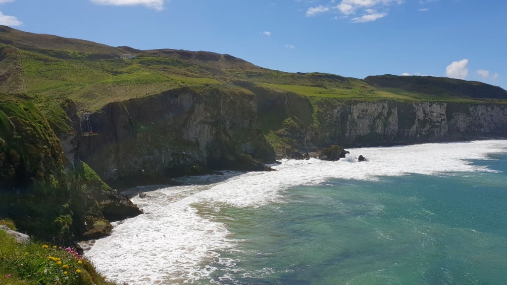 sehenswuerdigkeiten-an-der-kueste-reisetipps-nordirland-reisetipps-irland-carrick-a-rede-steilkueste