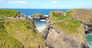 Carrick-a-Rede-Hängebrücke in Nordirland sehenswuerdigkeiten-an-der-kueste-reisetipps-nordirland-reisetipps-irland-carrick-a-rede-titel