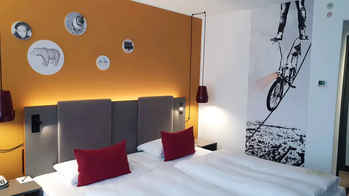 vienna-house-easy-berlin-hoteltipp-deutschland-zimmer-schreibtisch