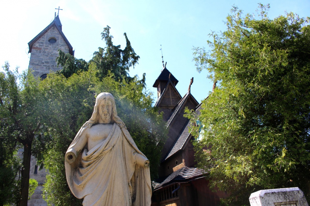 Reisetipp-Polen-Reisetipp-Niederschlesien-Stabkirche-Wang-friedhof-jesus