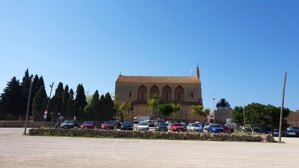 sehenswuerdigkeiten-alcudia-reisetipps-mallorca-reisetipps-balearen-reisetipps-spanien-parkplatz-kirche