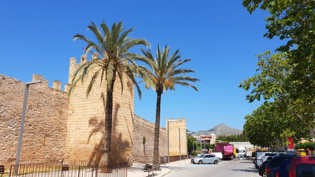 sehenswuerdigkeiten-alcudia-reisetipps-mallorca-reisetipps-balearen-reisetipps-spanien-stadtmauer-palmen