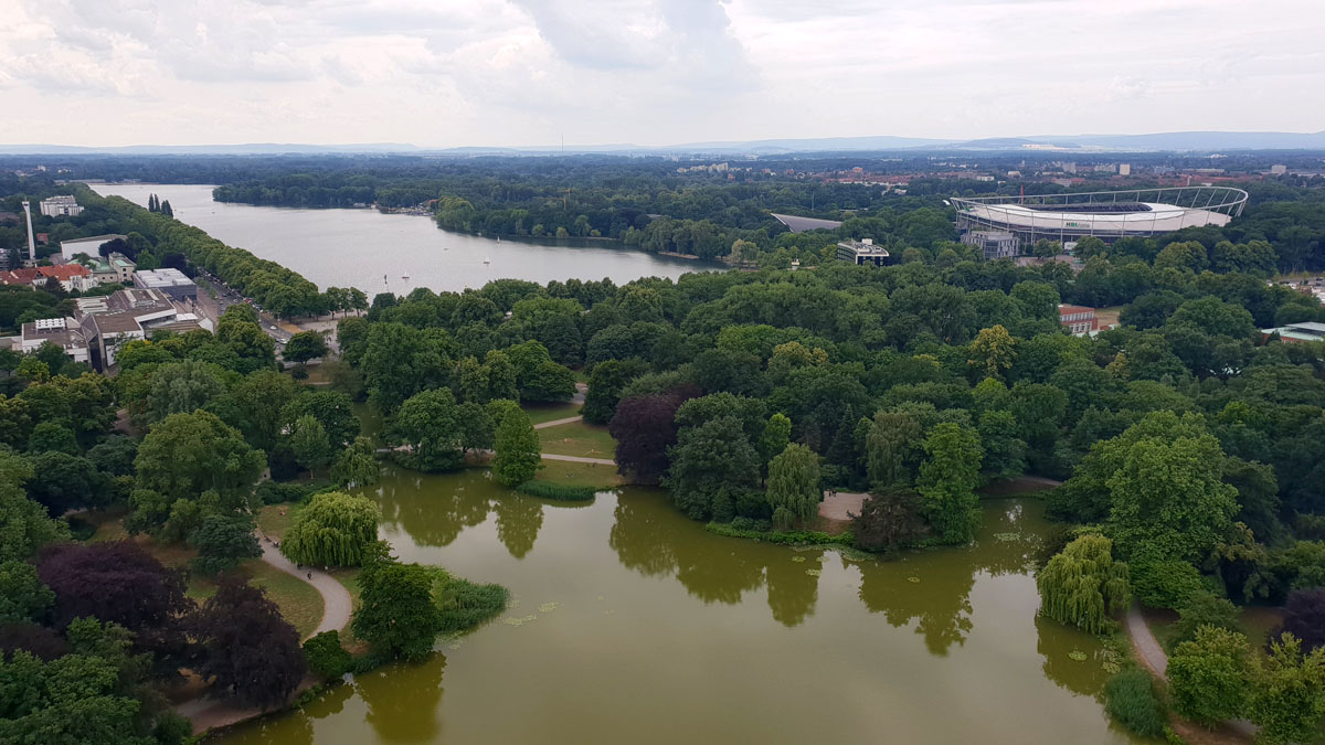 sehenswuerdigkeiten-hannover-reisetipps-niedersachsen-reisetipps-deutschland-neues-rathaus-blick-maschsee