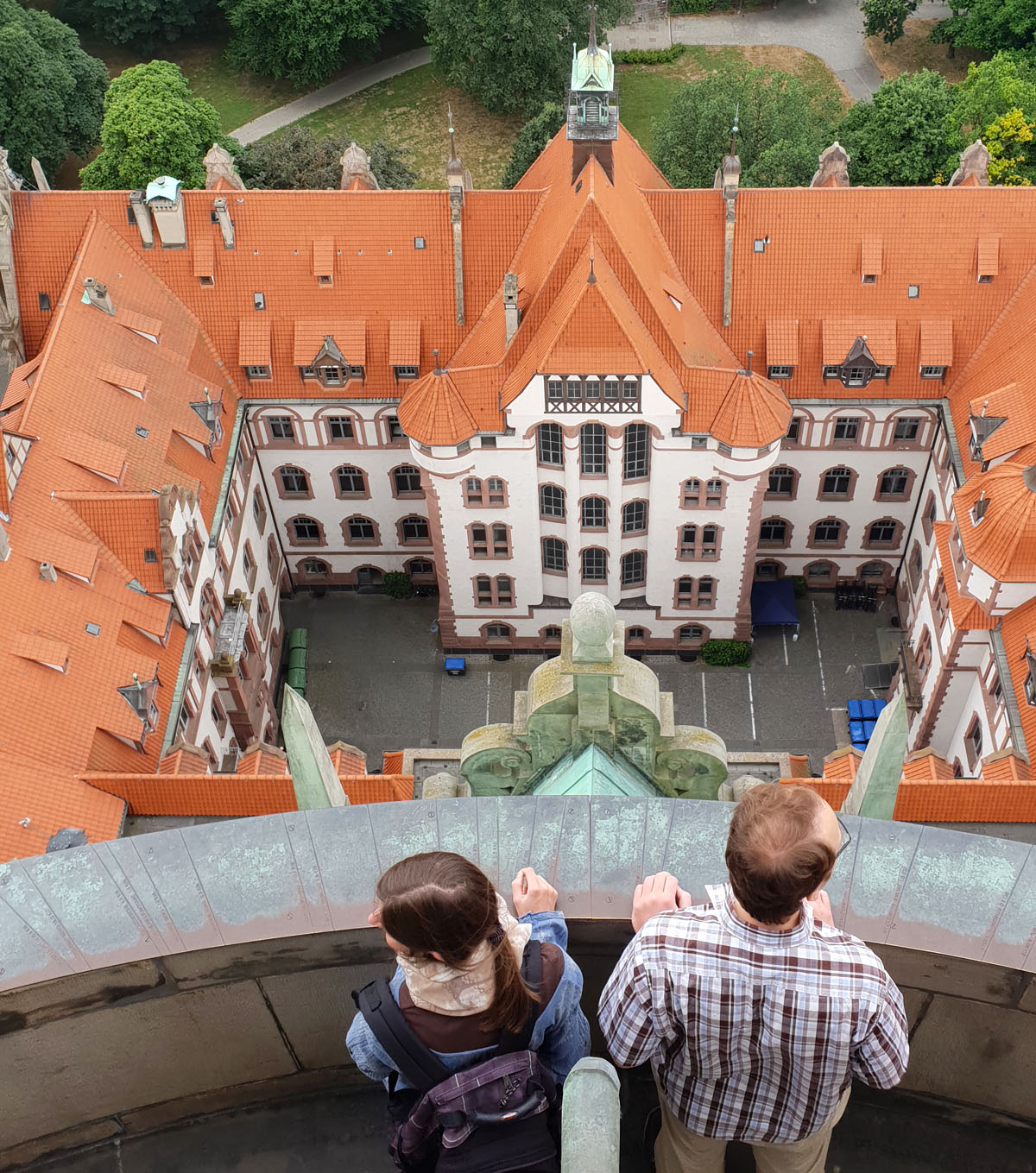 sehenswuerdigkeiten-hannover-reisetipps-niedersachsen-reisetipps-deutschland-neues-rathaus-blick-menschen