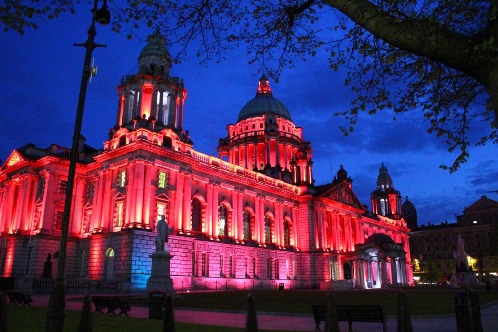 wat-moet-hebben-gezien-in-belfast-belfast-stadhuis-verlicht