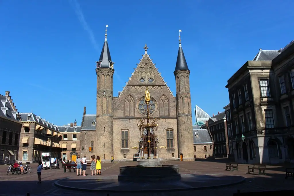 what-must-have-been-in-the-haag-seen-binnenhof "width =" 1024 "height =" 683 "data-wp-pid =" 8829 "srcset =" https: //www.nicolos-travelinglog. DE / wp-content / uploads / 2018/09 / what-must-have-man-in-the-hag-seen-have-binnenhof.jpg 1024w, https://www.nicolos-reiseblog.de/wp-content/uploads /2018/09/was-muss-man-in-den-haag-gesehen-haben-binnenhof-300x200.jpg 300w, https://www.nicolos-reiseblog.de/wp-content/uploads/2018/09/ what-must-have-seen-the-haag-binnenhof-800x533.jpg 800w, https://www.nicolos-reiseblog.de/wp-content/uploads/2018/09/was-muss-man -300x200@2x.jpg 600w "sizes =" (max-width: 1024px) 100vw, 1024px "/></span></img></p>
<p><img decoding=