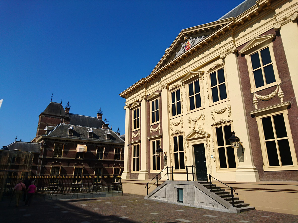 what-must-have-seen-in-the-haag-mauritshuis-outside "width =" 1200 "height =" 900 "data-wp-pid =" 8816 "srcset =" https: //www.nicolos- reiseblog.de/wp-content/uploads/2018/09/was-muss-man-in-den-haag-gesehen-haben-mauritshuis-aussen.jpg 1200w, https://www.nicolos-reiseblog.de/wp -content / uploads / 2018/09 / wat-moet-hebben-gezien-in-de-hooi-mauritshuis-buiten-300x225.jpg 300w, https://www.nicolos-reiseblog.de/wp-content/ uploads / 2018/09 / what-must-have-seen-in-the-haag-mauritshuis-out-1024x768.jpg 1024w, https://www.nicolos-reiseblog.de/wp-content/uploads/2018 /09/was-muss-man-in-den-haag-gesehen-haben-mauritshuis-aussen-800x600.jpg 800w, https://www.nicolos-reiseblog.de/wp-content/uploads/2018/09/ what-muss-man-in-den-haag-gesehen-haben-mauritshuis-aussen-300x225@2x.jpg 600w "sizes =" (max-width: 1200px) 100vw, 1200px "/></p>
<h2><b>Binnenhof – parlementaire midden van Nederland</b></h2>
<p><span style=