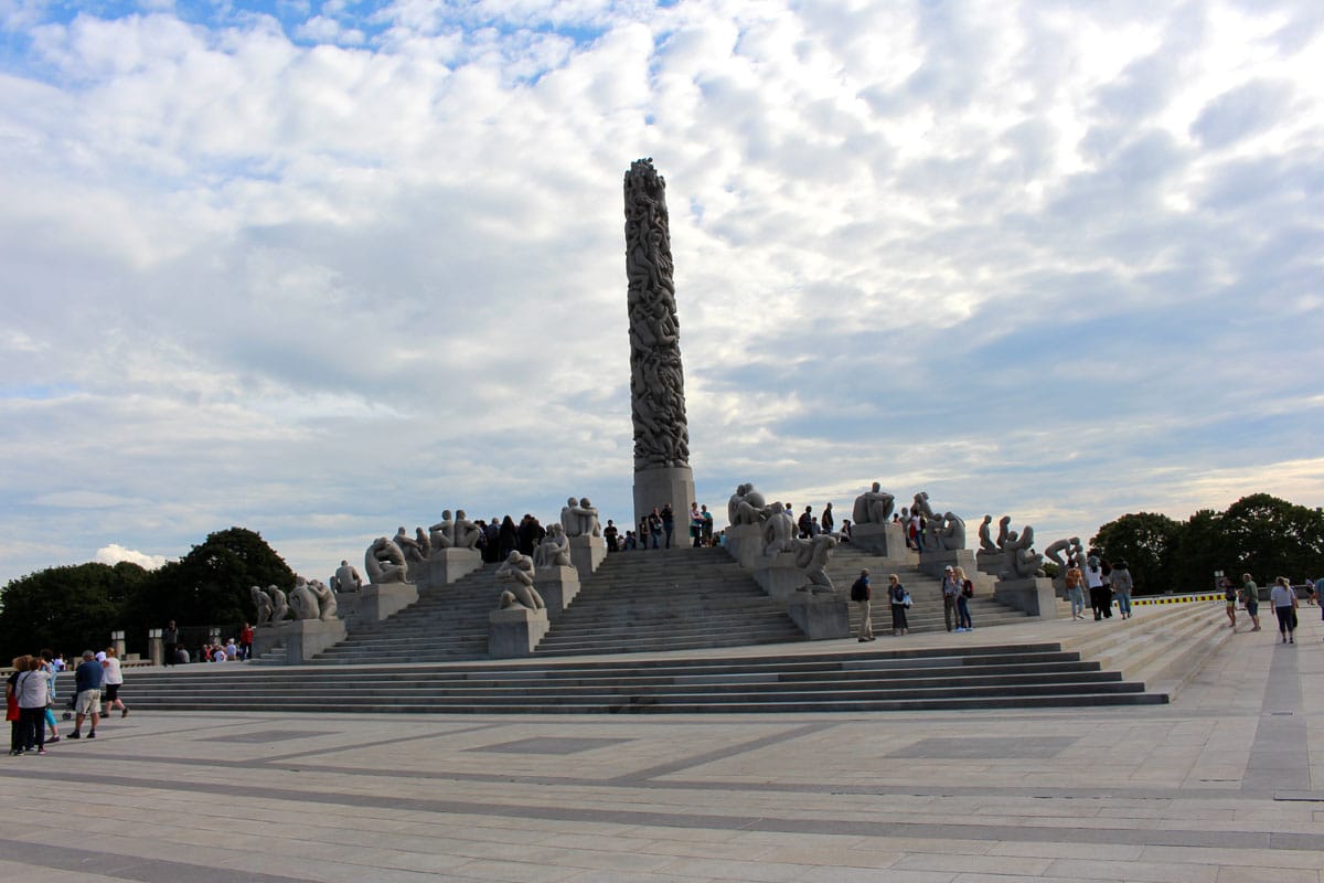Was-muss-man-in-Oslo-gesehen-haben-Frognerpark-Vigeland-Skulpturenpark-monolith