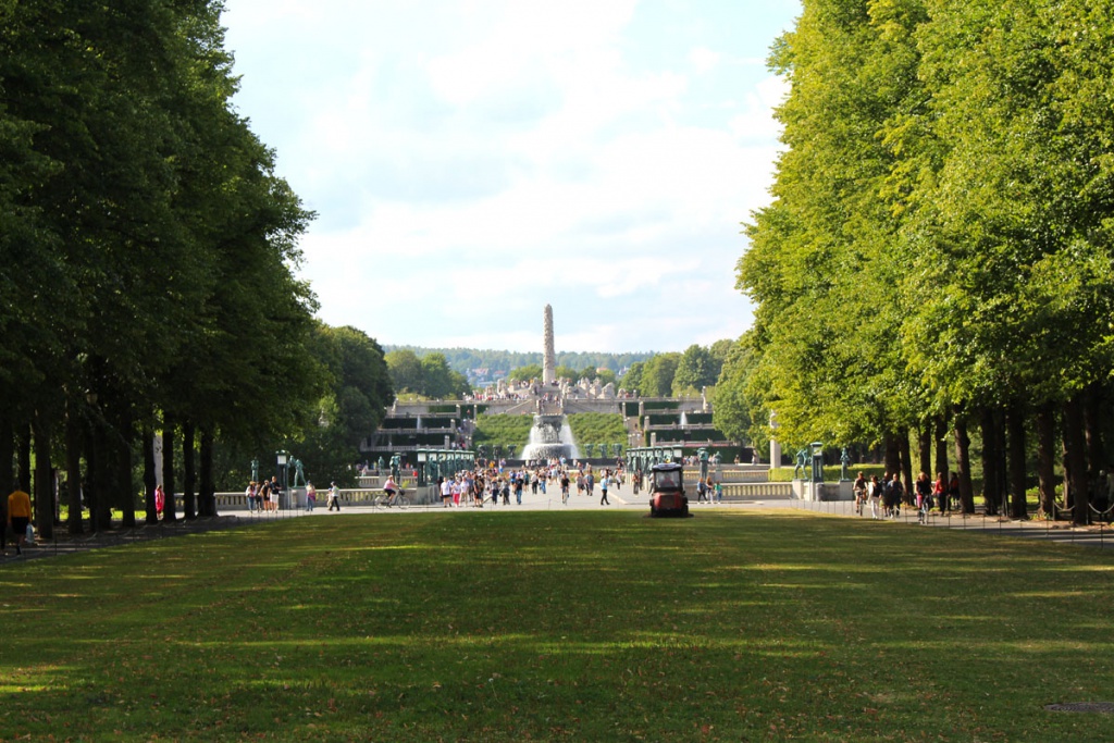 Wat-moet-hebben-gezien-in-Oslo-Frognerpark-Vigeland Sculpture Park "width =" 1024 "height =" 683 "data-wp-pid =" 8971 "srcset =" https: //www.nicolos- reiseblog.de/wp-content/uploads/2018/10/Was-muss-man-in-Oslo-gesehen-haben-Frognerpark-Vigeland-Skulpturenpark.jpg 1024w, https://www.nicolos-reiseblog.de/wp -content / uploads / 2018/10 / Wat-moet-hebben-gezien-in-Oslo-Frognerpark-Vigeland-Sculpture-Park-300x200.jpg 300w, https://www.nicolos-reiseblog.de/wp-content/ uploads / 2018/10 / Wat-moet-gezien-in-Oslo-Frognerpark-Vigeland-Sculpture-Park-800x533.jpg 800w, https://www.nicolos-reiseblog.de/wp-content/uploads/2018 / 10 / Wat-moet-man-in-Oslo- -meer-Frognerpark-Vigeland- Beeldenpark -300x200@2x.jpg 600w "sizes =" (max-width: 1024px) 100vw, 1024px "/></p>
<p>Hier zijn talrijke beelden van de Noorse beeldhouwer Gustav Vigeland op een enorm gebied.</p>
<p>Hij creëerde hier een grote hoeveelheid beelden. Ik heb dat nog niet in de vorm gezien. Ze herinneren me een beetje aan de kunst in het Derde Rijk.</p>
<p><span style=