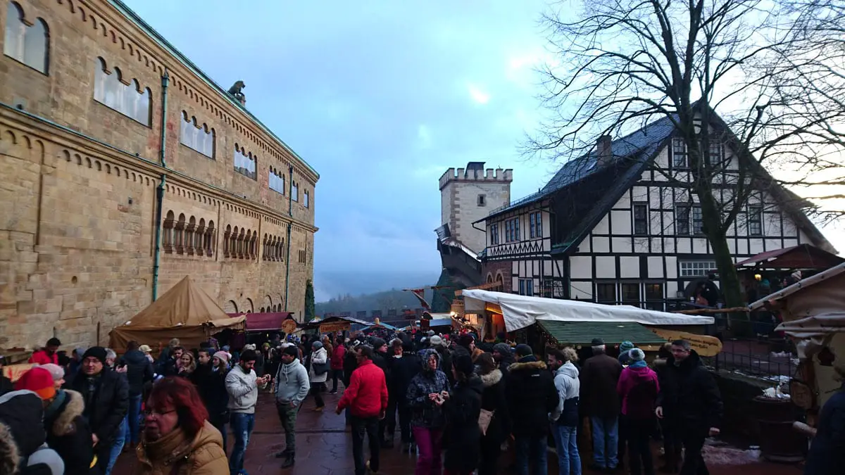 Weihnachtsmarkt-Wartburg-Eisenach-Burg-Hof-Buden