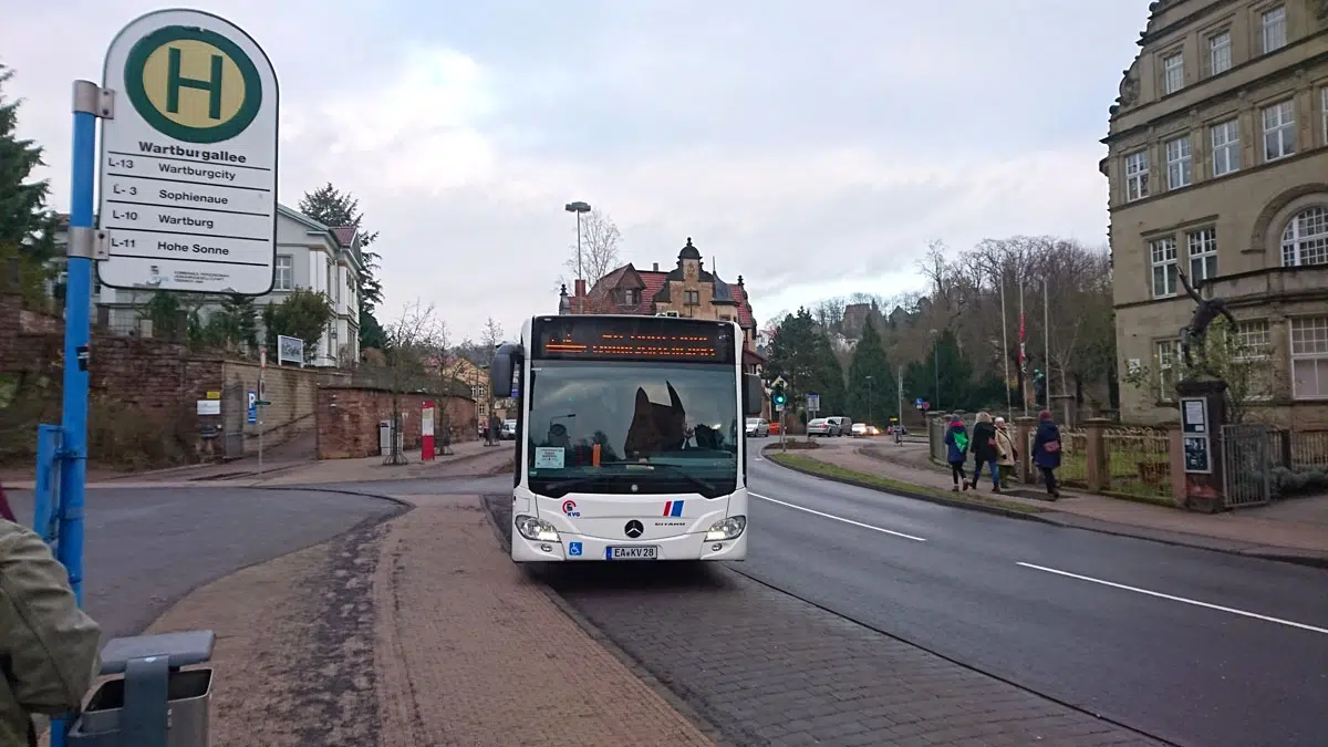 Christmas Market-on-the-Wartburg-in-Eisenach-Thüringen-Reizen-Log-Shuttle-bus "width =" 1200 "height =" 675 "data-wp-pid =" 9107 "srcset =" https: //www.nicolos- reiseblog.de/wp-content/uploads/2018/11/Weihnachtsmarkt-auf-der-Wartburg-in-Eisenach-Thüringen-Reiseblog-Shuttle-Bus.jpg 1200w, https://www.nicolos-reiseblog.de/wp -content / uploads / 2018/11 / Kerstmarkt-on-the-Wartburg-in-Eisenach-Thüringen-Reizen-log-shuttlebus-300x169.jpg 300w, https://www.nicolos-reiseblog.de/wp-content/ uploads / 2018/11 / Kerstmarkt-op-de-Wartburg-in-Eisenach-Thüringen-Reizen-Log-shuttlebus-1024x576.jpg 1024w, https://www.nicolos-reiseblog.de/wp-content/uploads/2018 / 11 / Kerstmarkt-on-Wartburg-in-Eisenach-Thüringen-Reizen-blog-Shuttle-bus-800x450.jpg 800w, https://www.nicolos-reiseblog.de/wp-content/uploads/2018/11/ Kerstmarkt---Wartburg-in-Eisenach-Thüringen-Reizen-Blog-Scheiden-Bus-300x169@2x.jpg 600w "sizes =" (max-width: 1200px) 100vw, 1200px "/></p></noscript>
<p>Maar dat maakt niet uit, want de pendelbussen, die speciaal voor de kerstmarkt op de Wartburg worden gebruikt, brengen u betrouwbaar naar het kasteel en weer naar beneden.</p>
<p>Toegang tot de historische kerstmarkt op de Wartburg en de prijs van de shuttlebus zijn met elkaar verbonden. In 2017 betaalde ik 8, — euro voor alles bij elkaar. Ik voel dat meer dan redelijk.</p>
<p><strong><span style=