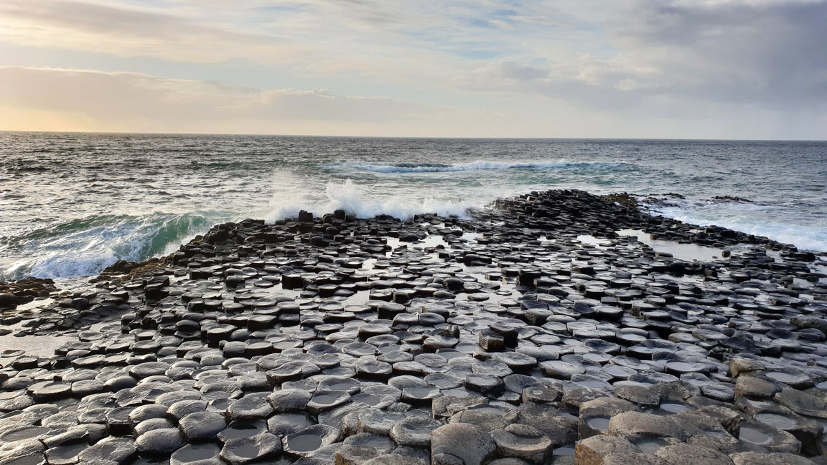 irland-sehenswuerdigkeiten-nicolos-reiseblog-giants-causeway-spiegelung