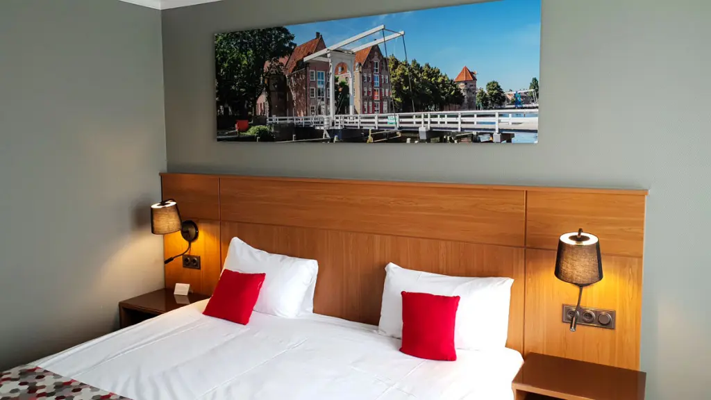 reisetipps-zwolle-staedtetrip-Bilderberg-Grand-Hotel-Wientjes-zimmer-bett