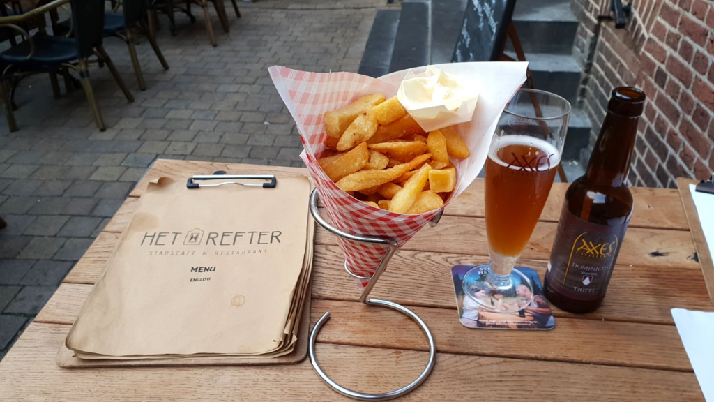 travel-tips-zwolle-staedtetrip-het-refter-pommes "class =" wp-image-9685 "srcset =" https://www.nicolos-reiseblog.de/wp-content/uploads/2019/01/reisetipps-zwolle- staedtetrip-het-refter-pommes-1024x576.jpg 1024w, https://www.nicolos-reiseblog.de/wp-content/uploads/2019/01/reisetipps-zwolle-staedtetrip-het-refter-pommes-300x169.jpg 300w, https://www.nicolos-reiseblog.de/wp-content/uploads/2019/01/reisetipps-zwolle-staedtetrip-het-refter-pommes-800x450.jpg 800w, https: //www.nicolos-reiseblog .de / wp-content / uploads / 2019/01 / travel-tips-zwolle-staedtetrip-het-refter-pommes.jpg 1200w, https://www.nicolos-reiseblog.de/wp-content/uploads/2019/01/ reisetipps-zwolle-staedtetrip-het-refter-pommes-300x169@2x.jpg 600w "sizes =" (max-width: 1024px) 100vw, 1024px "/></figure>
<p>Dus als u verschillende soorten bier wilt proberen, moet u hier bij Het Refter een bierproeverij bij Zwet houden. </p>
<p>Er zijn in totaal 24 bieren hier uit het vat en nog eens 200 bieren zijn verkrijgbaar in de fles – waarbij het assortiment altijd wordt gewijzigd of uitgebreid.</p>
<p>Tijdens het proeven kunt u ook uw voorkeuren delen en deze worden in overweging genomen.</p>
<p>En of u nu voor, tijdens of na het proeven van het bier van uw maaltijd geniet, is geen probleem. Omdat het Het Refter ook een goede keuken heeft.</p>
<div class=