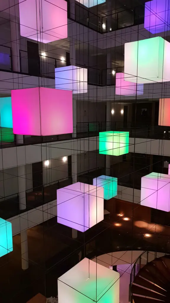 reisetipps-zwolle-staedtetrip-hotel-lumen" class="wp-image-9693" srcset="https://www.nicolos-reiseblog.de/wp-content/uploads/2019/01/reisetipps-zwolle-staedtetrip-hotel-lumen-576x1024.jpg 576w, https://www.nicolos-reiseblog.de/wp-content/uploads/2019/01/reisetipps-zwolle-staedtetrip-hotel-lumen-169x300.jpg 169w, https://www.nicolos-reiseblog.de/wp-content/uploads/2019/01/reisetipps-zwolle-staedtetrip-hotel-lumen.jpg 675w, https://www.nicolos-reiseblog.de/wp-content/uploads/2019/01/reisetipps-zwolle-staedtetrip-hotel-lumen-169x300@2x.jpg 338w" sizes="(max-width: 576px) 100vw, 576px"/></figure></noscript>
</div>
<p>Es ist ein durchdesigntes Hotel mit einem angenehmen Restaurant. Zwei Abzüge bekommt es allerdings.</p>
<p>Da das Bad in meinem Zimmer keine Tür hatte, zog die Lüftung die kühlere Luft aus dem Zimmer während des Duschens an mir vorbei. Wenn ich also nicht unter dem warmen Duschstrahl stand, wurde es echt kalt.</p>
<p>Zimmer 311 solltet ihr auf keinen Fall buchen. Direkt darunter liegt der Fitness-Raum. Wenn also morgens Sportbegeisterte dort unten trainieren, wummert es dumpf im Zimmer.</p>
<p><strong>Hotel-Website</strong></p>
<p style=